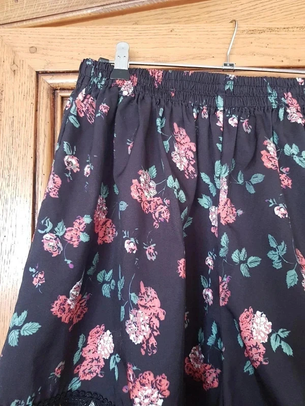 Black and red floral shorts in very good condition – photo 2
